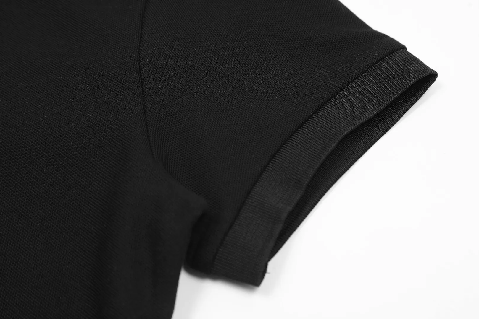 🅿️152 "Top quality" Style number: DS004# (not off the shelves all year round) [Ralph Lauren classic pony embroidered lapels women's slim fit POLO short sleeves] ✅Ralph Lauren Ralph Lauren classic basic women's all-match slim fit POLO short sleeves ✅Main supplier platform live broadcast Wholesale entities Replenish when out of stock Not off the shelves ✅ZP quality 1:1 pattern making Scan the code to enter the GF website Z cabinet quality ✅Details and quality are the only one in Guangzhou. Imported pique fabrics focus on high-end and cost-effective. Needless to say good quality. ✅The version is restored to the original order. The maximum size can be worn up to 130 pounds. Loose, comfortable and stress-free.